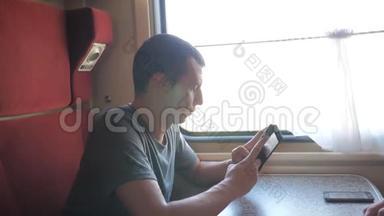 休闲男子从手机屏幕<strong>阅读</strong>，同时<strong>阅读</strong>短信旅行的火车旅行车。 慢速视频